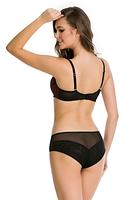 Biustonosz półusztywniony.
Miseczki wykonanane z wzorzystej siateczki, dół wzmocniony pianką w czerwonym kolorze.
Biustonosz świetnie podtrzymuje biust, zbiera piersi do środka pięknie eksponując dekolt.
Skład surowcowy: 80% Poliamid, 20% Elastan.
 