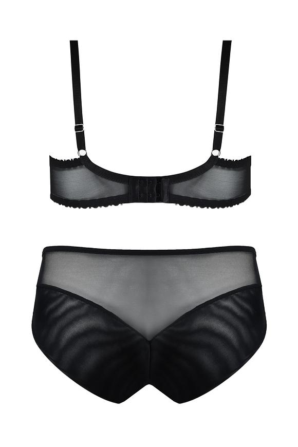 Biustonosz półusztywniony.
Miseczki wykonanane z wzorzystej siateczki, dół wzmocniony pianką w czerwonym kolorze.
Biustonosz świetnie podtrzymuje biust, zbiera piersi do środka pięknie eksponując dekolt.
Skład surowcowy: 80% Poliamid, 20% Elastan.
 