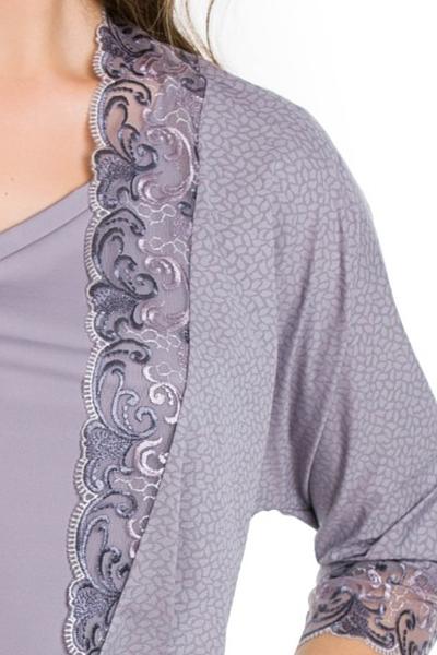 Elegancki szlafrok z szarej mikrofibry.
Rękaw 3/4. Dekolt i rękaw zakończone koronką
Szlafrok wiązany w pasie.
Skład produktu: 85% Poliamid, 10% Elastan, 5%Poliester.