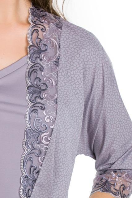Elegancki szlafrok z szarej mikrofibry.
Rękaw 3/4. Dekolt i rękaw zakończone koronką
Szlafrok wiązany w pasie.
Skład produktu: 85% Poliamid, 10% Elastan, 5%Poliester.