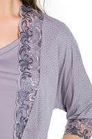 Elegancki szlafrok z szarej mikrofibry.
Rękaw 3/4. Dekolt i rękaw zakończone koronką
Szlafrok wiązany w pasie.
Skład produktu: 85% Poliamid, 10% Elastan, 5%Poliester.