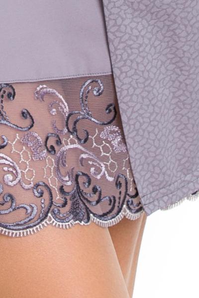 Elegancki szlafrok z szarej mikrofibry.
Rękaw 3/4. Dekolt i rękaw zakończone koronką
Szlafrok wiązany w pasie.
Skład produktu: 85% Poliamid, 10% Elastan, 5%Poliester.