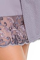 Elegancki szlafrok z szarej mikrofibry.
Rękaw 3/4. Dekolt i rękaw zakończone koronką
Szlafrok wiązany w pasie.
Skład produktu: 85% Poliamid, 10% Elastan, 5%Poliester.