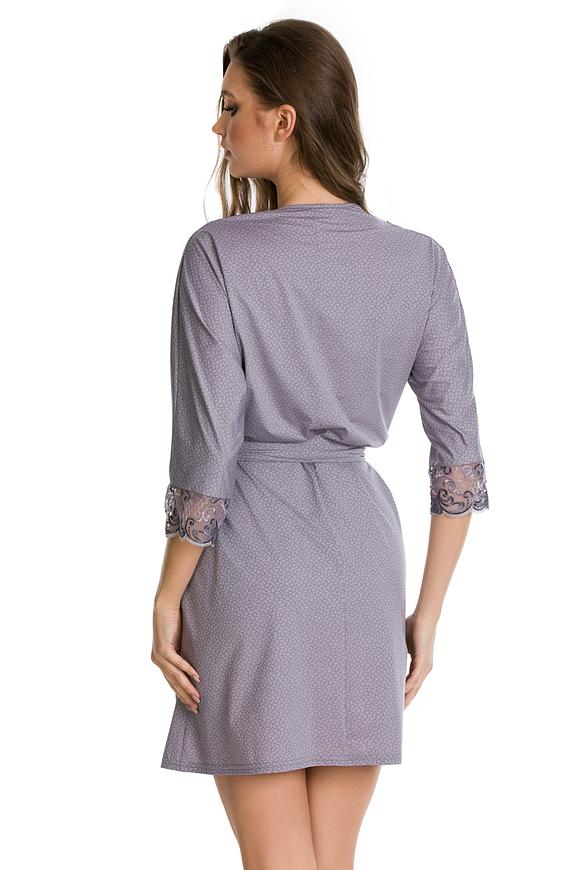 Elegancki szlafrok z szarej mikrofibry.
Rękaw 3/4. Dekolt i rękaw zakończone koronką
Szlafrok wiązany w pasie.
Skład produktu: 85% Poliamid, 10% Elastan, 5%Poliester.