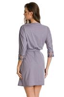 Elegancki szlafrok z szarej mikrofibry.
Rękaw 3/4. Dekolt i rękaw zakończone koronką
Szlafrok wiązany w pasie.
Skład produktu: 85% Poliamid, 10% Elastan, 5%Poliester.