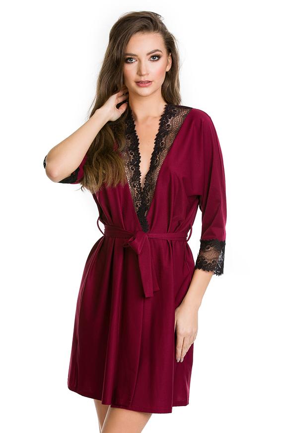 Elaegancki szlafrok wykonany z mikrofibry w drobne kropeczki.
Rękaw długości 3/4. Dekolt i rękawy zakończone bogatą gipiurą.
Szlafrok wiązany w pasie.
Skład produktu: 68% Poliamid, 32% Elastan.