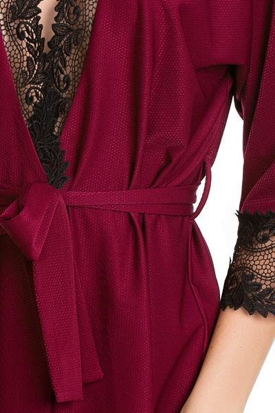 Elaegancki szlafrok wykonany z mikrofibry w drobne kropeczki.
Rękaw długości 3/4. Dekolt i rękawy zakończone bogatą gipiurą.
Szlafrok wiązany w pasie.
Skład produktu: 68% Poliamid, 32% Elastan.