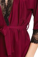 Elaegancki szlafrok wykonany z mikrofibry w drobne kropeczki.
Rękaw długości 3/4. Dekolt i rękawy zakończone bogatą gipiurą.
Szlafrok wiązany w pasie.
Skład produktu: 68% Poliamid, 32% Elastan.