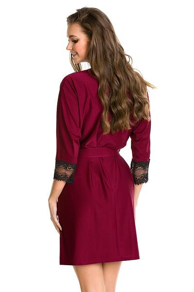 Elaegancki szlafrok wykonany z mikrofibry w drobne kropeczki.
Rękaw długości 3/4. Dekolt i rękawy zakończone bogatą gipiurą.
Szlafrok wiązany w pasie.
Skład produktu: 68% Poliamid, 32% Elastan.