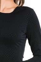 Bluzka wykonana z przyjemnej w dotyku z mikrofibryw drobne kropeczki.
Doskonała jako baza pod marynarkę, fason lekko przylegający do ciała, długi rękaw, dekolt półokrągły.
Skład surowcowy: 90% Poliamid, 10% Elastan.
 