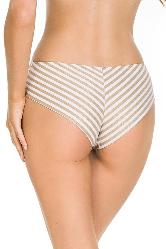 Zabłyśnij!
Komfortowe figi Saint Tropez to uzupełneinie biustonosza kąpielowego w złotej kolorystyce.
Górna część fig z marszczonej  złotej mikrofibry, dół i tył w paseczki ze złotą nitką.
Fason ukryje niedoskonałości i pięknie podkreśli opaleniznę.
Skład surowcowy: 80% Poliamid, 20% Elastan
 
 