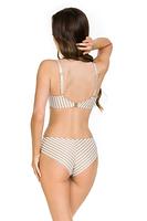 Zabłyśnij!
Komfortowe figi Saint Tropez to uzupełneinie biustonosza kąpielowego w złotej kolorystyce.
Górna część fig z marszczonej  złotej mikrofibry, dół i tył w paseczki ze złotą nitką.
Fason ukryje niedoskonałości i pięknie podkreśli opaleniznę.
Skład surowcowy: 80% Poliamid, 20% Elastan
 
 