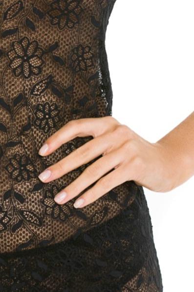 Koronkowy komplet
Delikatna koszulka na wąskich ramiączkach i klasyczne fgi wykonane z plenu z motywem kwiAtowym.
Skład surowcowy: 78% Poliamid, 12% Elastan, 5% Bawełna.
 
 