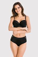 Wysokie figi brazyliany, boczki ze wstawką z koronki, tył z mikrofibry, dół wykończony podwójnym tiulem, wysoko wyciety na pośladkach.
Skład surowcowy: 91% Poliamid, 5% Bawełna, 4% Elastan
 