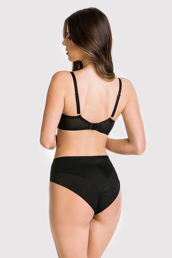 Wysokie figi brazyliany, boczki ze wstawką z koronki, tył z mikrofibry, dół wykończony podwójnym tiulem, wysoko wyciety na pośladkach.
Skład surowcowy: 91% Poliamid, 5% Bawełna, 4% Elastan
 