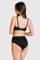 Wysokie figi brazyliany, boczki ze wstawką z koronki, tył z mikrofibry, dół wykończony podwójnym tiulem, wysoko wyciety na pośladkach.
Skład surowcowy: 91% Poliamid, 5% Bawełna, 4% Elastan
 