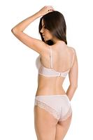 Biustonosz półusztywniony, dolna część miski z pianki pokrytej miękką mikrofibrą, góra z tiulu zakończonego pakiem koronki. Wnętrze miseczek z bawełny. Boczki z mocnej siatki ze wstawką z koronki, brak bocznej fiszbiny. Ramiączka regulowane, nie odpinane.
Konstrukcja na średnie i duże biusty-zapewni maksymalne podtrzymanie i komfort użytkowania.
SKŁAD: 88% Poliamid, 8% Bawełna, 4% Elastan