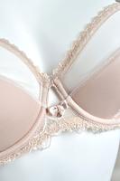 Biustonosz półusztywniony, dolna część miski z pianki pokrytej miękką mikrofibrą, góra z tiulu zakończonego pakiem koronki. Wnętrze miseczek z bawełny. Boczki z mocnej siatki ze wstawką z koronki, brak bocznej fiszbiny. Ramiączka regulowane, nie odpinane.
Konstrukcja na średnie i duże biusty-zapewni maksymalne podtrzymanie i komfort użytkowania.
SKŁAD: 88% Poliamid, 8% Bawełna, 4% Elastan