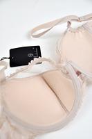 Biustonosz półusztywniony, dolna część miski z pianki pokrytej miękką mikrofibrą, góra z tiulu zakończonego pakiem koronki. Wnętrze miseczek z bawełny. Boczki z mocnej siatki ze wstawką z koronki, brak bocznej fiszbiny. Ramiączka regulowane, nie odpinane.
Konstrukcja na średnie i duże biusty-zapewni maksymalne podtrzymanie i komfort użytkowania.
SKŁAD: 88% Poliamid, 8% Bawełna, 4% Elastan