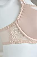 Biustonosz półusztywniony, dolna część miski z pianki pokrytej miękką mikrofibrą, góra z tiulu zakończonego pakiem koronki. Wnętrze miseczek z bawełny. Boczki z mocnej siatki ze wstawką z koronki, brak bocznej fiszbiny. Ramiączka regulowane, nie odpinane.
Konstrukcja na średnie i duże biusty-zapewni maksymalne podtrzymanie i komfort użytkowania.
SKŁAD: 88% Poliamid, 8% Bawełna, 4% Elastan