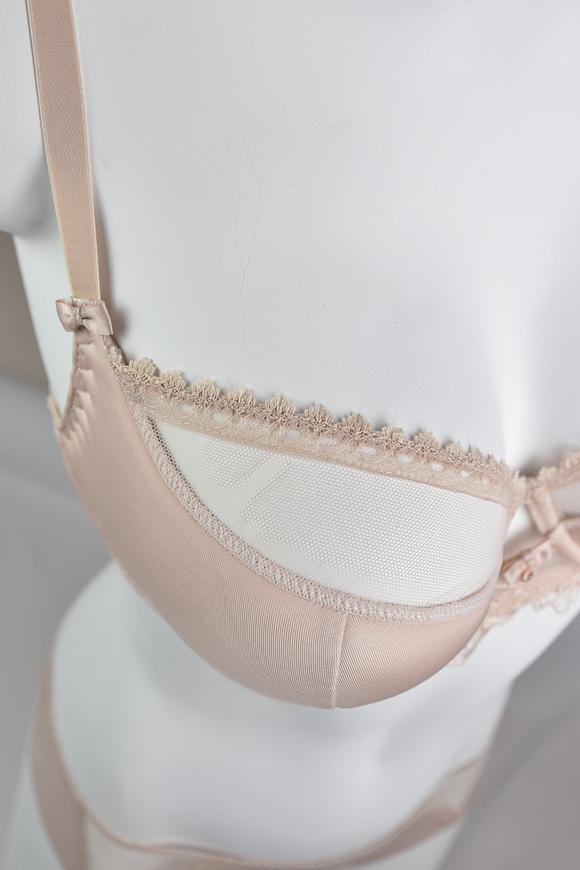 Biustonosz półusztywniony, dolna część miski z pianki pokrytej miękką mikrofibrą, góra z tiulu zakończonego pakiem koronki. Wnętrze miseczek z bawełny. Boczki z mocnej siatki ze wstawką z koronki, brak bocznej fiszbiny. Ramiączka regulowane, nie odpinane.
Konstrukcja na średnie i duże biusty-zapewni maksymalne podtrzymanie i komfort użytkowania.
SKŁAD: 88% Poliamid, 8% Bawełna, 4% Elastan