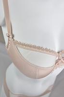 Biustonosz półusztywniony, dolna część miski z pianki pokrytej miękką mikrofibrą, góra z tiulu zakończonego pakiem koronki. Wnętrze miseczek z bawełny. Boczki z mocnej siatki ze wstawką z koronki, brak bocznej fiszbiny. Ramiączka regulowane, nie odpinane.
Konstrukcja na średnie i duże biusty-zapewni maksymalne podtrzymanie i komfort użytkowania.
SKŁAD: 88% Poliamid, 8% Bawełna, 4% Elastan