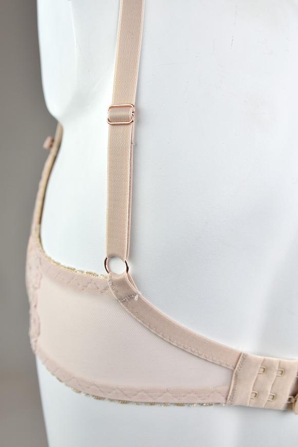 Biustonosz półusztywniony, dolna część miski z pianki pokrytej miękką mikrofibrą, góra z tiulu zakończonego pakiem koronki. Wnętrze miseczek z bawełny. Boczki z mocnej siatki ze wstawką z koronki, brak bocznej fiszbiny. Ramiączka regulowane, nie odpinane.
Konstrukcja na średnie i duże biusty-zapewni maksymalne podtrzymanie i komfort użytkowania.
SKŁAD: 88% Poliamid, 8% Bawełna, 4% Elastan