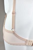 Biustonosz półusztywniony, dolna część miski z pianki pokrytej miękką mikrofibrą, góra z tiulu zakończonego pakiem koronki. Wnętrze miseczek z bawełny. Boczki z mocnej siatki ze wstawką z koronki, brak bocznej fiszbiny. Ramiączka regulowane, nie odpinane.
Konstrukcja na średnie i duże biusty-zapewni maksymalne podtrzymanie i komfort użytkowania.
SKŁAD: 88% Poliamid, 8% Bawełna, 4% Elastan