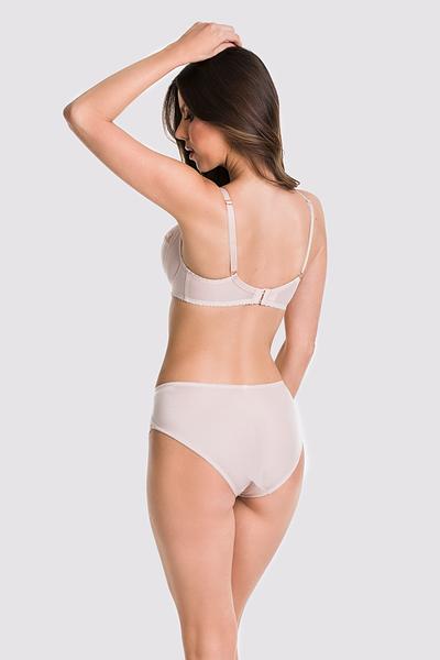 Figi klasyczne wykonane z beżowej delikatnej mikrofibry.
Przód z koronką, tył wykończony płaską gumką, w kroku zastosowano wewnętrzne szwy co podnosi komfort użytkowania -gumki nie uciskają i nie podtrażniają ciała.
Bawełniany klin.
Skład surowcowy: 91% Poliamid, 5% Bawełna, 4% Elastan.
 