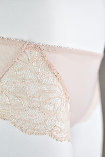 Figi klasyczne wykonane z beżowej delikatnej mikrofibry.
Przód z koronką, tył wykończony płaską gumką, w kroku zastosowano wewnętrzne szwy co podnosi komfort użytkowania -gumki nie uciskają i nie podtrażniają ciała.
Bawełniany klin.
Skład surowcowy: 91% Poliamid, 5% Bawełna, 4% Elastan.
 