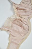 Biustonosz miękki, konstrukcja wzbogacona o boczną część idealnie zbierającą piersi ku sobie. Dolna miska wykonana ze stabilnej, gładkiej dzianiny. Górna miska wykonana z koronki podszytej tiulem. Boki wykonane z grubej dzianiny. Pionowe fiszbiny boczne. Ramiączka regulowane, nie odpinane.
Konstrukcja na średnie i duże biusty-zapewni maksymalne podtrzymanie i komfort użytkowania.
SKŁAD: 88% Poliamid, 8% Bawełna, 4% Elastan

 