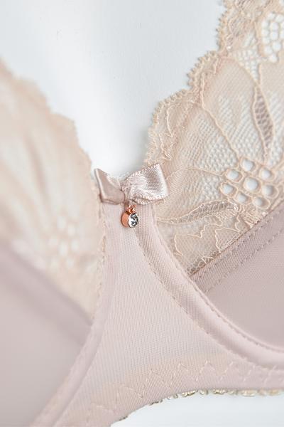 Biustonosz miękki, konstrukcja wzbogacona o boczną część idealnie zbierającą piersi ku sobie. Dolna miska wykonana ze stabilnej, gładkiej dzianiny. Górna miska wykonana z koronki podszytej tiulem. Boki wykonane z grubej dzianiny. Pionowe fiszbiny boczne. Ramiączka regulowane, nie odpinane.
Konstrukcja na średnie i duże biusty-zapewni maksymalne podtrzymanie i komfort użytkowania.
SKŁAD: 88% Poliamid, 8% Bawełna, 4% Elastan

 