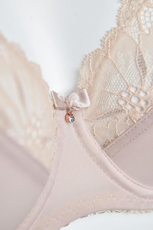 Biustonosz miękki, konstrukcja wzbogacona o boczną część idealnie zbierającą piersi ku sobie. Dolna miska wykonana ze stabilnej, gładkiej dzianiny. Górna miska wykonana z koronki podszytej tiulem. Boki wykonane z grubej dzianiny. Pionowe fiszbiny boczne. Ramiączka regulowane, nie odpinane.
Konstrukcja na średnie i duże biusty-zapewni maksymalne podtrzymanie i komfort użytkowania.
SKŁAD: 88% Poliamid, 8% Bawełna, 4% Elastan

 