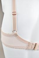 Biustonosz miękki, konstrukcja wzbogacona o boczną część idealnie zbierającą piersi ku sobie. Dolna miska wykonana ze stabilnej, gładkiej dzianiny. Górna miska wykonana z koronki podszytej tiulem. Boki wykonane z grubej dzianiny. Pionowe fiszbiny boczne. Ramiączka regulowane, nie odpinane.
Konstrukcja na średnie i duże biusty-zapewni maksymalne podtrzymanie i komfort użytkowania.
SKŁAD: 88% Poliamid, 8% Bawełna, 4% Elastan

 