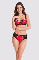 Figi typu brazyliany.
Tył wysoko wycięty wykonany z podwójnego tiulu, wykończony bezszwowo.
Boczki z czarnej siatki, tył i przód ozdobiony koronką
Skład surowcowy: 78% Poliamid, 12% Elastan, 5% Poliester, 5% Bawełna.
 
 