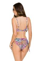 Klasyczny fason i szalony print to idealne połączenie!
Figi kąpielowe ze sznureczkami na biodrach, które można dowolnie regulować sprawiając, że fason może być mniej lub bardziej zabudowany.
Skład surowcowy: 80% Poliamid, 20% Elastan
 