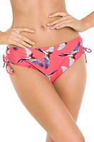 Klasyczny fason i szalony print to idealne połączenie!
Figi kąpielowe ze sznureczkami na biodrach, które można dowolnie regulować sprawiając, że fason może być mniej lub bardziej zabudowany.
Skład surowcowy: 80% Poliamid, 20% Elastan
 