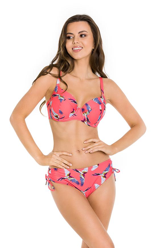 Klasyczny fason i szalony print to idealne połączenie!
Figi kąpielowe ze sznureczkami na biodrach, które można dowolnie regulować sprawiając, że fason może być mniej lub bardziej zabudowany.
Skład surowcowy: 80% Poliamid, 20% Elastan
 