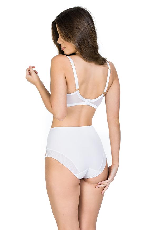 Biustonosz miękki, w konstrukcji D e z i r o, z miseczkami wykonanymi z dwóch warstw tiulu. Konstrukcja jednocześnie stabilna i lekka, krój miseczek z białymi przeszyciami i beżowym tiulem dodaje zmysłowego charakteru a całość zwieńczają paseczki na dekolcie. Haftki i regulatory w złotym kolorze nadają całości elegancji.
Biustonosz idealnie sprawdzi się na niemal każdym biuście!
Skład: 85% Poliamid, 10% Elastan, 5% Poliester.