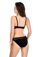 Biustonosz z profilowanymi miseczkami ze stałym push-upem, znakomicie podtrzymują i stabilizują biust. Wkładki mają żelowe wypełnienie. Krój biustonosza zbiera piersi z boków i nadaje im krągły kształt, akcentując linię dekoltu. Między miseczkami delikatna kokardka dodająca uroku całości. Ramiączka gładkie, regulowane, odpinają się.
SKŁAD: Poliamid, 15% Elastan