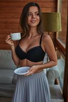 Biustonosz push up, miseczki gładkie, termicznie formowane, góra zakończona koronką, wnętrze z bawełny, wyjmowane wkładki push up.
Ramiączka odpinane, obwód z koronki podszytej siatką. Konstrukcja na mały i średni biust.
Skład surowcowy: 78% Poliamid, 10% Elastan, 7% Bawełna, 5% Poliester.