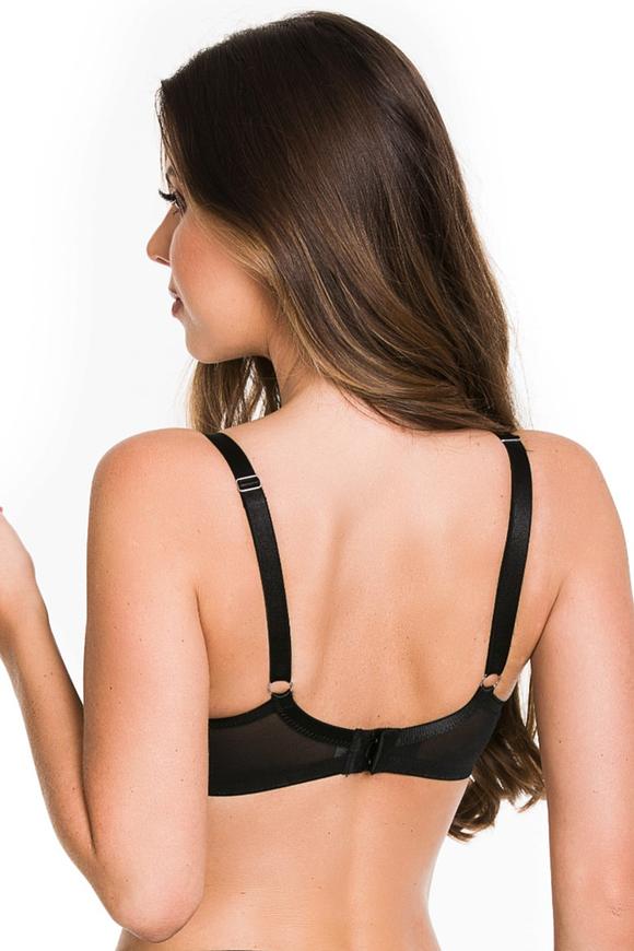 Biustonosz soft z odpinanymi ozdobnymi paskami decolette.
Dół miski pokrywa plen o eleganckim wzorze. Środek oraz góra miski wykończone są elastyczną tiulową siatką.
Dużym walorem ozdobnym jest również krzyżyk wykonany z pasków i kółeczka umieszczony w środku biustonosza.
Skład: 85% Poliamid, 10% Elastan, 5% Poliester
 