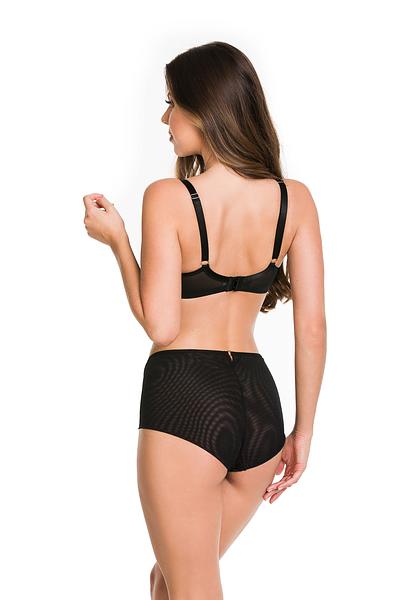 Biustonosz soft z odpinanymi ozdobnymi paskami decolette.
Dół miski pokrywa plen o eleganckim wzorze. Środek oraz góra miski wykończone są elastyczną tiulową siatką.
Dużym walorem ozdobnym jest również krzyżyk wykonany z pasków i kółeczka umieszczony w środku biustonosza.
Skład: 85% Poliamid, 10% Elastan, 5% Poliester
 