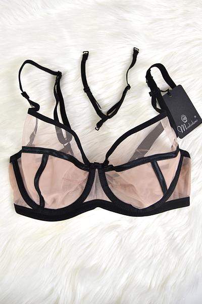 Biustonosz miękki w konstrukcji COSMO z miseczkami wykonanymi z dwóch warstw tiulu. Konstrukcja jednocześnie stabilna i lekka, krój miseczek z czarnymi przeszyciami dodaje zmysłowego charakteru a całość zwieńczają paseczki na dekolcie. Haftki i regulatory w złotym kolorze nadają całości elegancji. Biustonosz idealnie sprawdzi się na niemal każdym biuście!
Skład: 85% Poliamid, 10% Elastan, 5% Poliester.