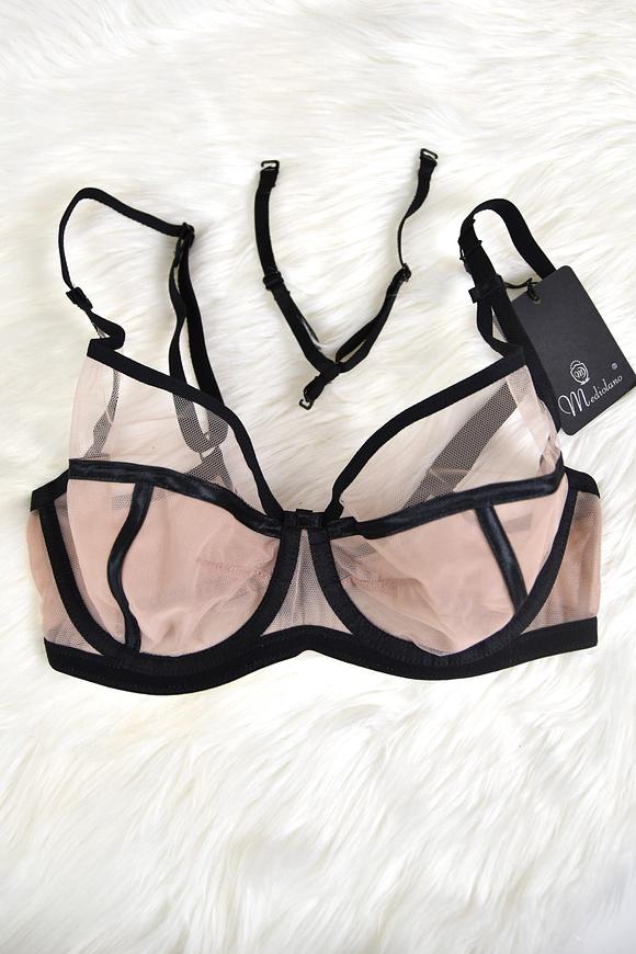 Biustonosz miękki w konstrukcji COSMO z miseczkami wykonanymi z dwóch warstw tiulu. Konstrukcja jednocześnie stabilna i lekka, krój miseczek z czarnymi przeszyciami dodaje zmysłowego charakteru a całość zwieńczają paseczki na dekolcie. Haftki i regulatory w złotym kolorze nadają całości elegancji. Biustonosz idealnie sprawdzi się na niemal każdym biuście!
Skład: 85% Poliamid, 10% Elastan, 5% Poliester.