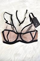 Biustonosz miękki w konstrukcji COSMO z miseczkami wykonanymi z dwóch warstw tiulu. Konstrukcja jednocześnie stabilna i lekka, krój miseczek z czarnymi przeszyciami dodaje zmysłowego charakteru a całość zwieńczają paseczki na dekolcie. Haftki i regulatory w złotym kolorze nadają całości elegancji. Biustonosz idealnie sprawdzi się na niemal każdym biuście!
Skład: 85% Poliamid, 10% Elastan, 5% Poliester.