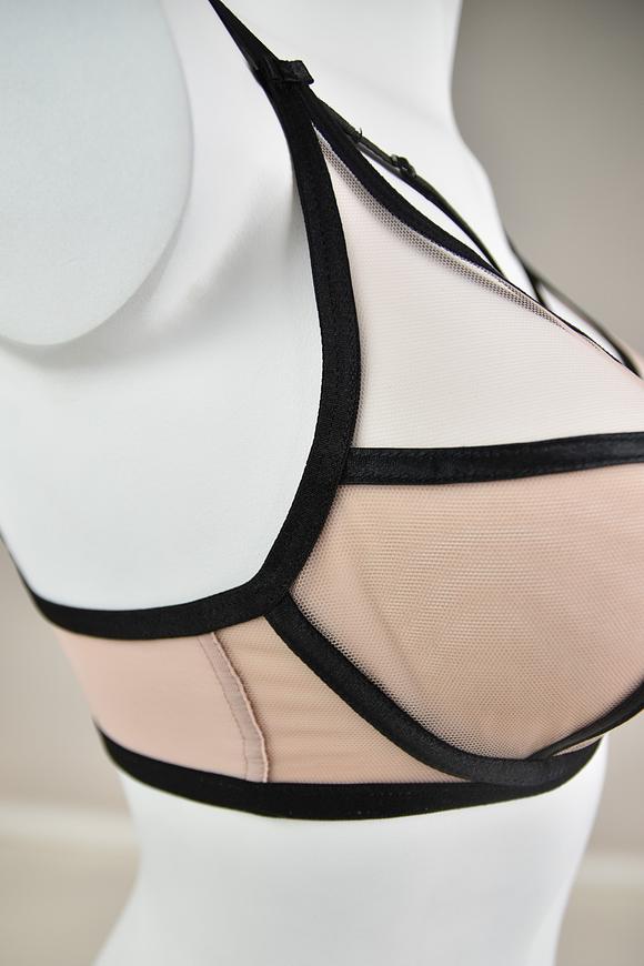 Biustonosz miękki w konstrukcji COSMO z miseczkami wykonanymi z dwóch warstw tiulu. Konstrukcja jednocześnie stabilna i lekka, krój miseczek z czarnymi przeszyciami dodaje zmysłowego charakteru a całość zwieńczają paseczki na dekolcie. Haftki i regulatory w złotym kolorze nadają całości elegancji. Biustonosz idealnie sprawdzi się na niemal każdym biuście!
Skład: 85% Poliamid, 10% Elastan, 5% Poliester.