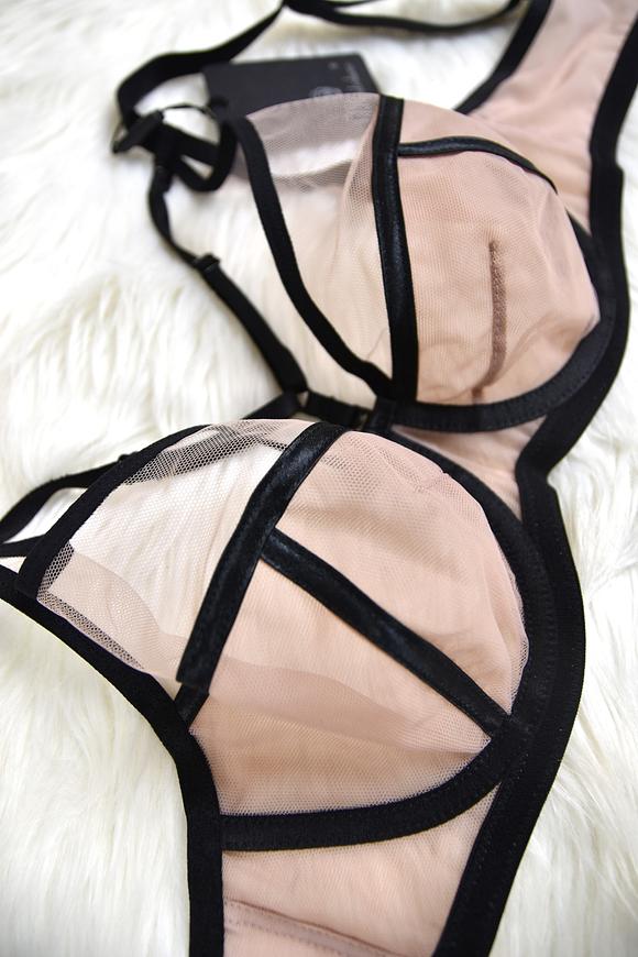 Biustonosz miękki w konstrukcji COSMO z miseczkami wykonanymi z dwóch warstw tiulu. Konstrukcja jednocześnie stabilna i lekka, krój miseczek z czarnymi przeszyciami dodaje zmysłowego charakteru a całość zwieńczają paseczki na dekolcie. Haftki i regulatory w złotym kolorze nadają całości elegancji. Biustonosz idealnie sprawdzi się na niemal każdym biuście!
Skład: 85% Poliamid, 10% Elastan, 5% Poliester.