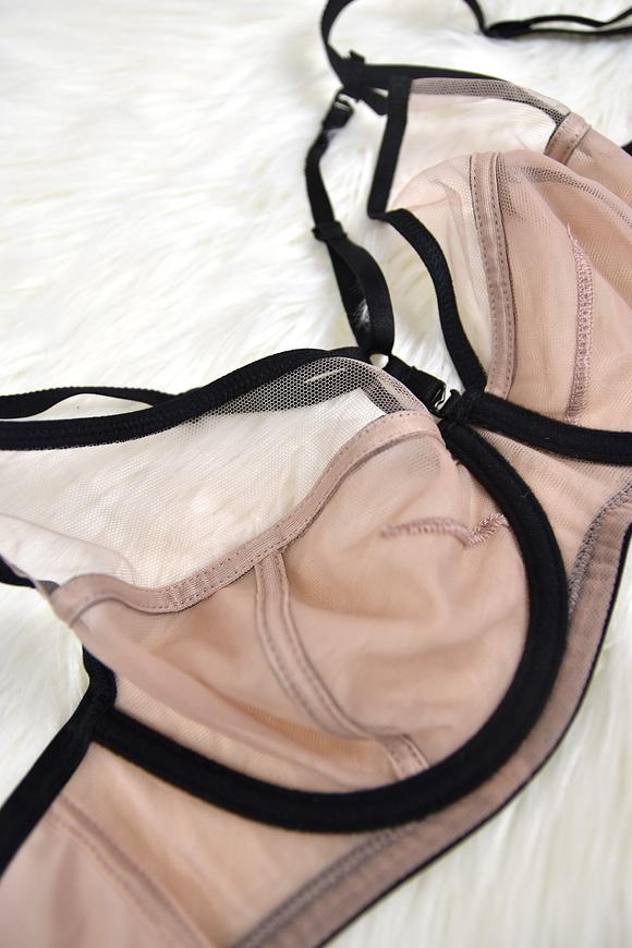 Biustonosz miękki w konstrukcji COSMO z miseczkami wykonanymi z dwóch warstw tiulu. Konstrukcja jednocześnie stabilna i lekka, krój miseczek z czarnymi przeszyciami dodaje zmysłowego charakteru a całość zwieńczają paseczki na dekolcie. Haftki i regulatory w złotym kolorze nadają całości elegancji. Biustonosz idealnie sprawdzi się na niemal każdym biuście!
Skład: 85% Poliamid, 10% Elastan, 5% Poliester.