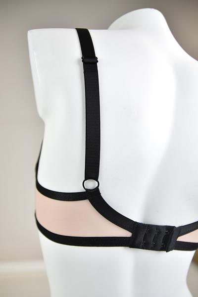 Biustonosz miękki w konstrukcji COSMO z miseczkami wykonanymi z dwóch warstw tiulu. Konstrukcja jednocześnie stabilna i lekka, krój miseczek z czarnymi przeszyciami dodaje zmysłowego charakteru a całość zwieńczają paseczki na dekolcie. Haftki i regulatory w złotym kolorze nadają całości elegancji. Biustonosz idealnie sprawdzi się na niemal każdym biuście!
Skład: 85% Poliamid, 10% Elastan, 5% Poliester.